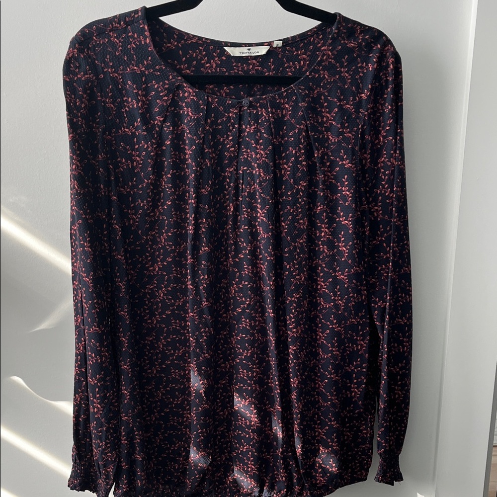 Chic Women's Blouse in navy and pink Pattern